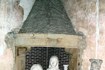 krb a nalezené zlomky z výzdoby ( © Pavel Zany Komárek 8.5. 2005)