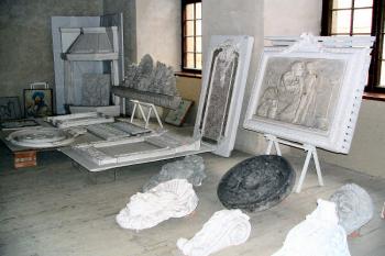 expozice nalezených zlomků výzdoby interiérů ( © Pavel Zany Komárek 8.5. 2005)