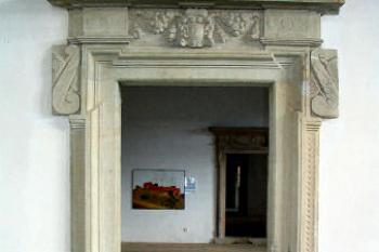 jeden z pískovcových portálů ( © Pavel Zany Komárek 8.5. 2005)