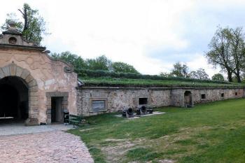 severovýchodní kurtina s kasematy a vnitřním portálem vstupní brány ( © Pavel Zany Komárek 8.5. 2005)