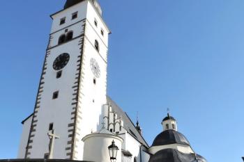celkový pohled na farní kostel s pozůstatky hrádku ( © Jan P. Štěpánek 02/2014)