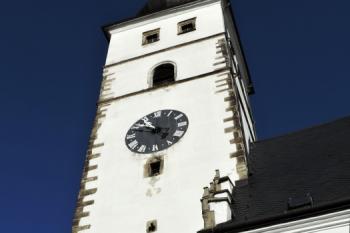 celkový pohled na kostelní věž - bývalou obrannou věž hrádku ( © Jan P. Štěpánek 02/2014)