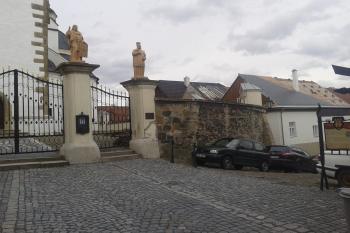 Obvodové zdivo kopíruje původní hradby a obsahuje i původní části  ( © Ivo Rozehnal 03/2019)