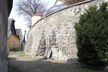 Jižní část ohradní zdi areálu kostela ( © Jan P. Štěpánek 04/2006)