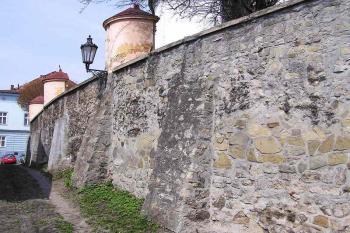 Pohled od východu na část ohradní zdi na jihu areálu kostela ( © Jan P. Štěpánek 04/2006)