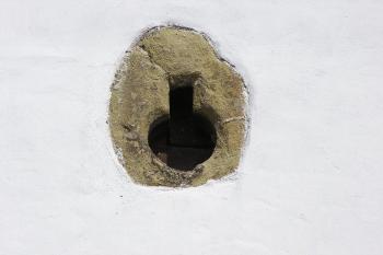 Detail střílnového okénka v nižších patrech kostelní věže ( © Jan P. Štěpánek 04/2006)