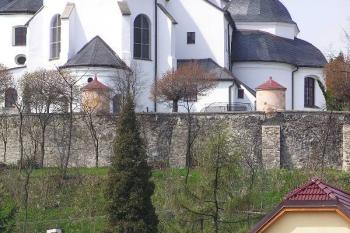 Celkový pohled na kamennou ohradní zeď s mohutnými opěráky, která i dnes vymezuje rozsah původního hrádku ( © Jan P. Štěpánek 04/2006)
