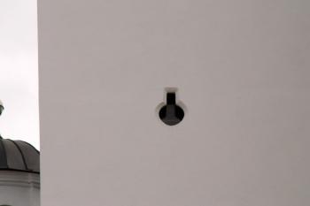 Detailní pohled na střílnu umístěnou ve štítě kostela vlevo od průčelní věže ( © Miroslav BITTER 2006)