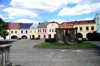 pohled na severní frontu Horního náměstí s pomníkem Jana Blahoslava ( © Jan P. Štěpánek 07/2008)