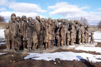 památník 82 zavražděných lidických dětí (© Stanislav Drda 02/2006)