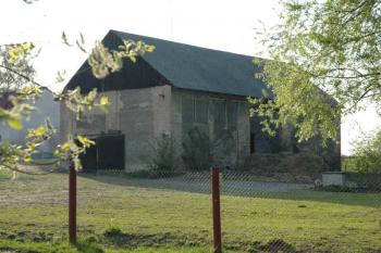 Pohled na pahorek kde stávala tvrz od rybníka ( © Aleš Marek 05/2006)
