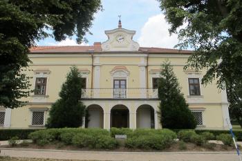 hlavní průčelí na záp.straně (© D Dohňanský, 07/2018)