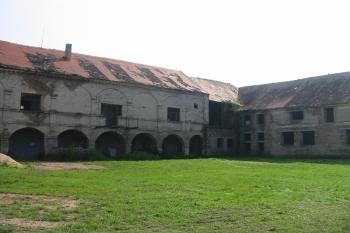 jv. část nádvoří (© D Dohňanský, 09/2014)