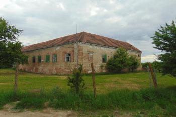 Nejstarší části zámku, vých. a zbytek sev. křídla (© Dušan Dohňanský  05/2021)