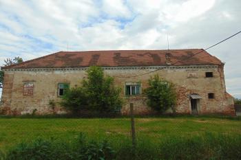 Zachovaná poloviční část sev. křídela (© Dušan Dohňanský  05/2021)