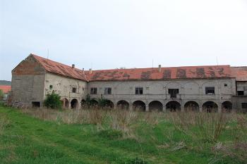 Zachované východní a část severního křídla původního zámku ( © Roman Řezáč 04/2006)