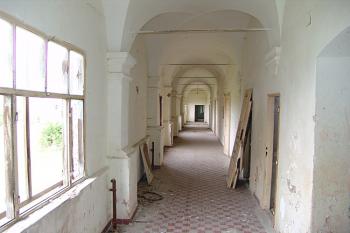Interiér východního křídla, zazděný arkádový ochoz ( © Roman Řezáč 04/2006)