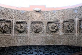 detail výzdoby vstupního portálu ( © Pavel Zany Komárek 8.5. 2005)