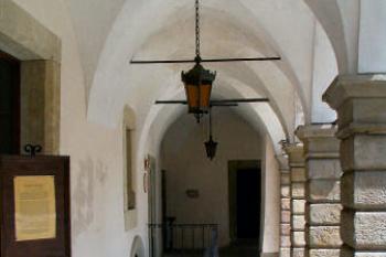 arkády přízemí západního křídla ( © Pavel Zany Komárek 8.5. 2005)