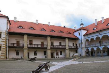 nádvoří - pohled k východu ( © Pavel Zany Komárek 8.5. 2005)