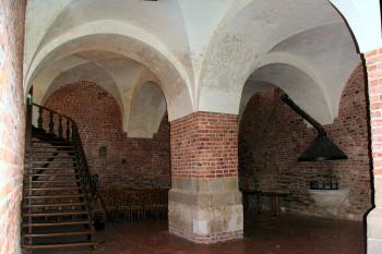 klenutá síň suterénu západního křídla ( © Pavel Zany Komárek 8.5. 2005)