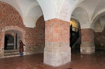 klenutá síň suterénu západního křídla ( © Pavel Zany Komárek 8.5. 2005)