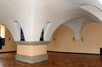 klenutá síň v přízemí ( © Pavel Zany Komárek 8.5. 2005)