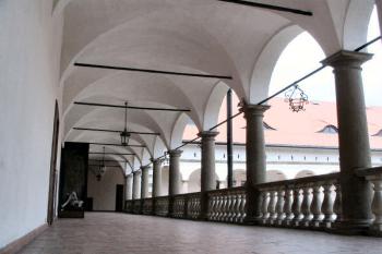 arkády 1. patra jižního křídla ( © Pavel Zany Komárek 8.5. 2005)