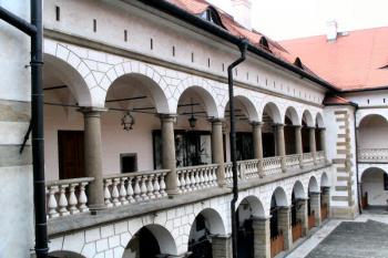 arkády jižního křídla ( © Pavel Zany Komárek 8.5. 2005)