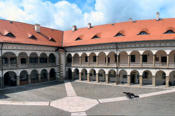 nádvoří - pohled k západu ( © Pavel Zany Komárek 8.5. 2005)