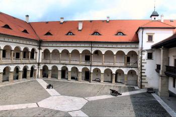 nádvoří - pohled k severu ( © Pavel Zany Komárek 8.5. 2005)