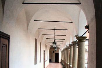 arkády v patře západního křídla ( © Pavel Zany Komárek 8.5. 2005)