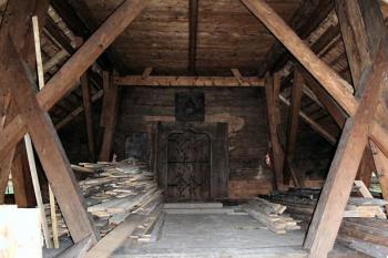 předsíň v podvěží před vstupem do kostela ( © Pavel Zany Komárek 6/5/2005)