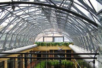 Konstrukce zastřešující otevřenou plochu dvora paláce ( © Jan P. Štěpánek 04/2006)