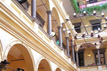 Interiér nádvoří paláce ( © Jan P. Štěpánek 04/2006)