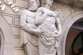 Sochařská výzdoba při vstupu do paláce ( © Jan P. Štěpánek 04/2006)