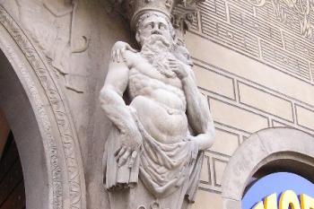 Sochařská výzdoba při vstupu do paláce ( © Jan P. Štěpánek 04/2006)