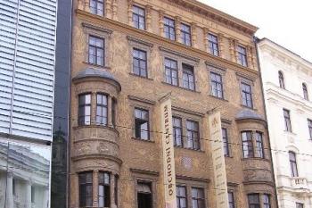 Celkový pohled na průčelní fasádu paláce ( © Jan P. Štěpánek 04/2006)