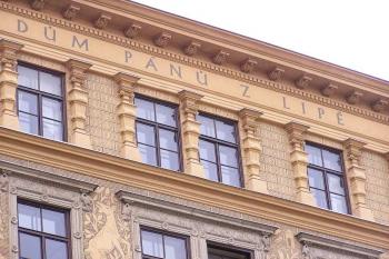Detail fasády paláce ( © Jan P. Štěpánek 04/2006)