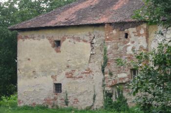 "mladší" východní část nosislavské tvrze (© D Dohňanský, 09/2015)