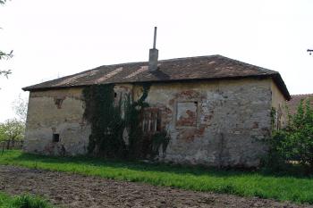 Severní strana budovy tvrze, pravá část je původní, levá dostavěná ( © Roman Řezáč 04/2006)