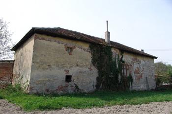 Severní strana budovy tvrze, pravá část je původní, levá v popředí je dostavěná ( © Roman Řezáč 04/2006)
