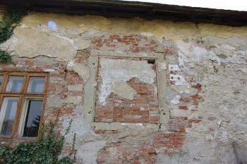Zazděné ostění v severní stěně ( © Roman Řezáč 04/2006)