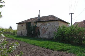 Pohled od severozápadu na místo tvrze ( © Roman Řezáč 04/2006)