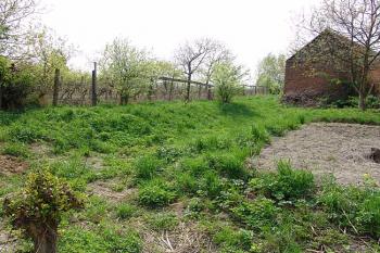 Zbytek původního příkopu na východní straně ( © Roman Řezáč 04/2006)