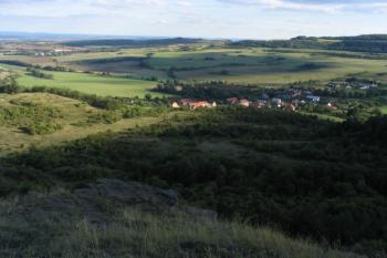 Výhled k jihu na Úhošťany (© Ivana Poláková 04/2006)