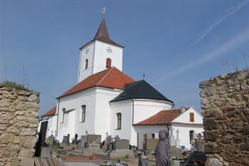Pohled z bašty na kostel ( © Roman Řezáč 05/2006)