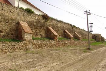 Opevnění kostela na jižní straně ( © Roman Řezáč 05/2006)