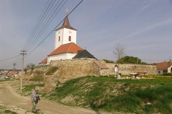Celkový pohled na kostel od jihovýchodu ( © Roman Řezáč 05/2006)