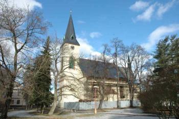 Pohled na kostel od Labe ( © Aleš Marek 05/2006)